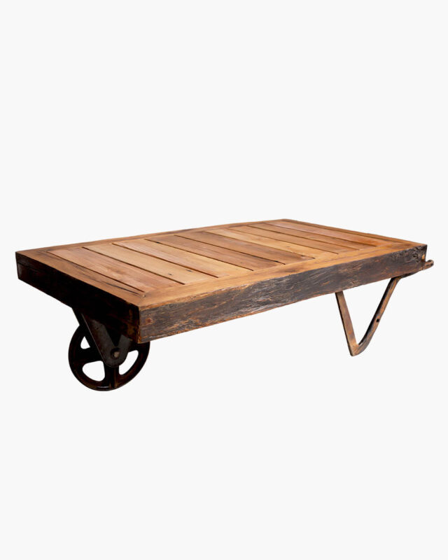 masuta de cafea in stil industrial barn, din lemn si roata vintage recuperate