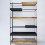 Raft de perete in stil industrial din metal negru si stejar natur RM3